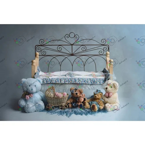 بک دراپ نوزاد تخت خواب چوبی و عروسک ها-کد 5422