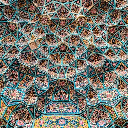 تصویر با کیفیت نمایی از مقرنس کاری داخل سقف مسجد نصیرالملک -کد 30027