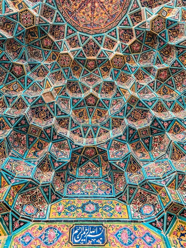 تصویر با کیفیت نمایی از مقرنس کاری داخل سقف مسجد نصیرالملک -کد 30027