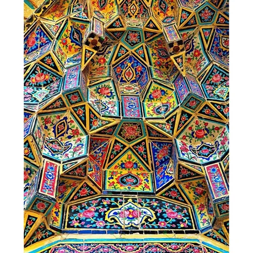 تصویر با کیفیت نمایی از کاشیکاری سقف مسجد صورتی با نقش زیبای گلفرنگ-کد 30206