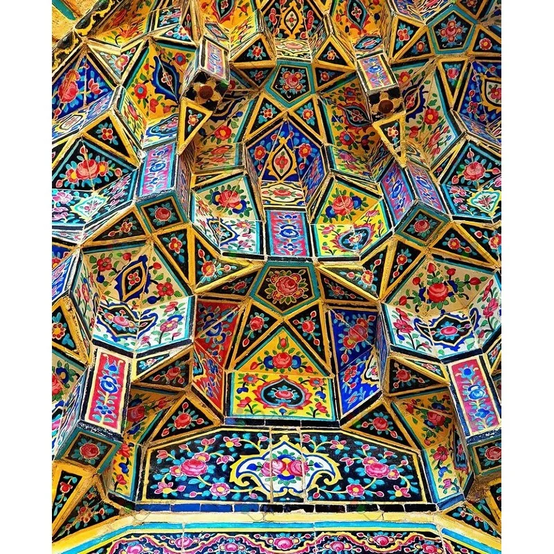تصویر با کیفیت نمایی از کاشیکاری سقف مسجد صورتی با نقش زیبای گلفرنگ-کد 30206