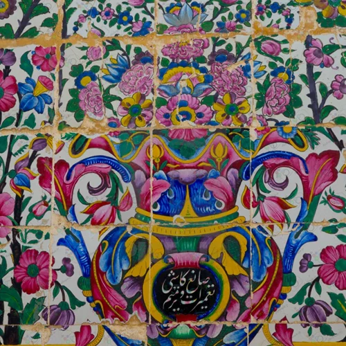 تصویر با کیفیت نمایی از کاشی کاری مسجد با نقش گل و گلدان -کد 30041